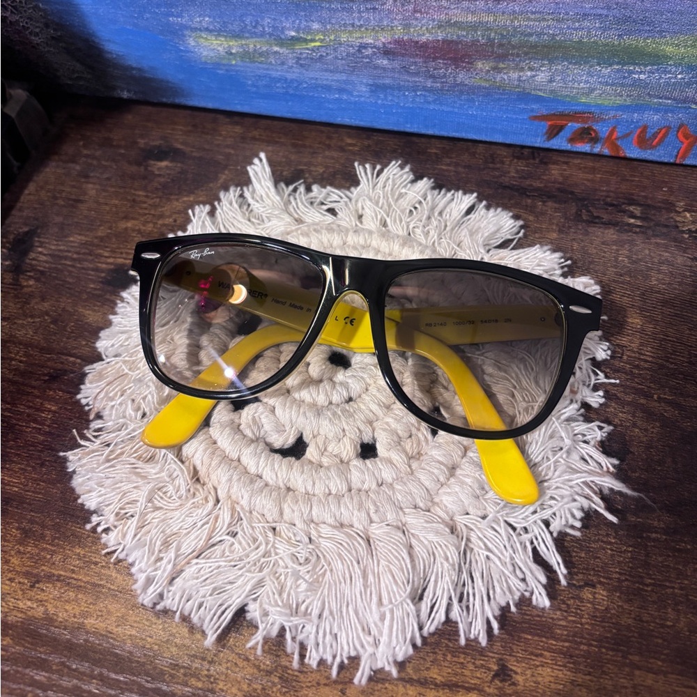 Unisex Ray-Ban 2140 Color: 1000/32 - Black front Yellow interior Size 54